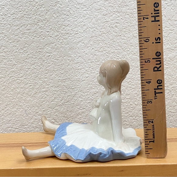 Vintage D’ART S.A. Blue/White Porcelain Sitting Girl Holding A Doll Figurine - Picture 6 of 14